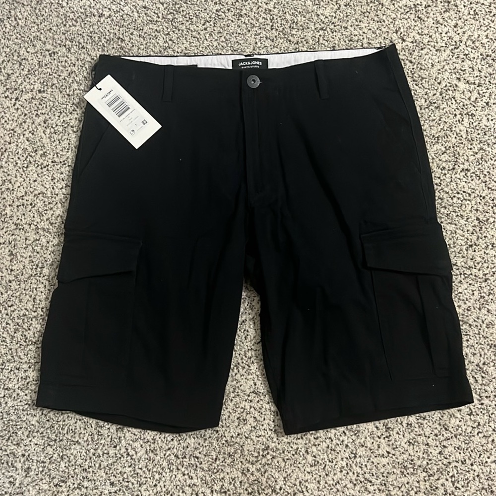 MENS Jack & Jones Intelligence cargo shorts in black
